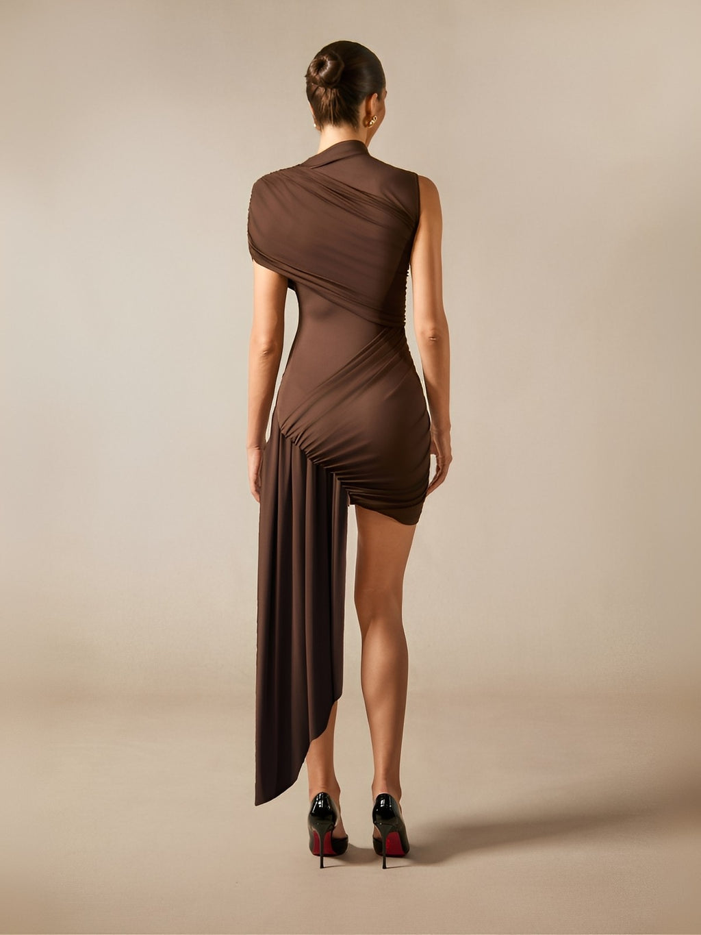 vestido-curto-colado-marrom-rubia-loja-zharen