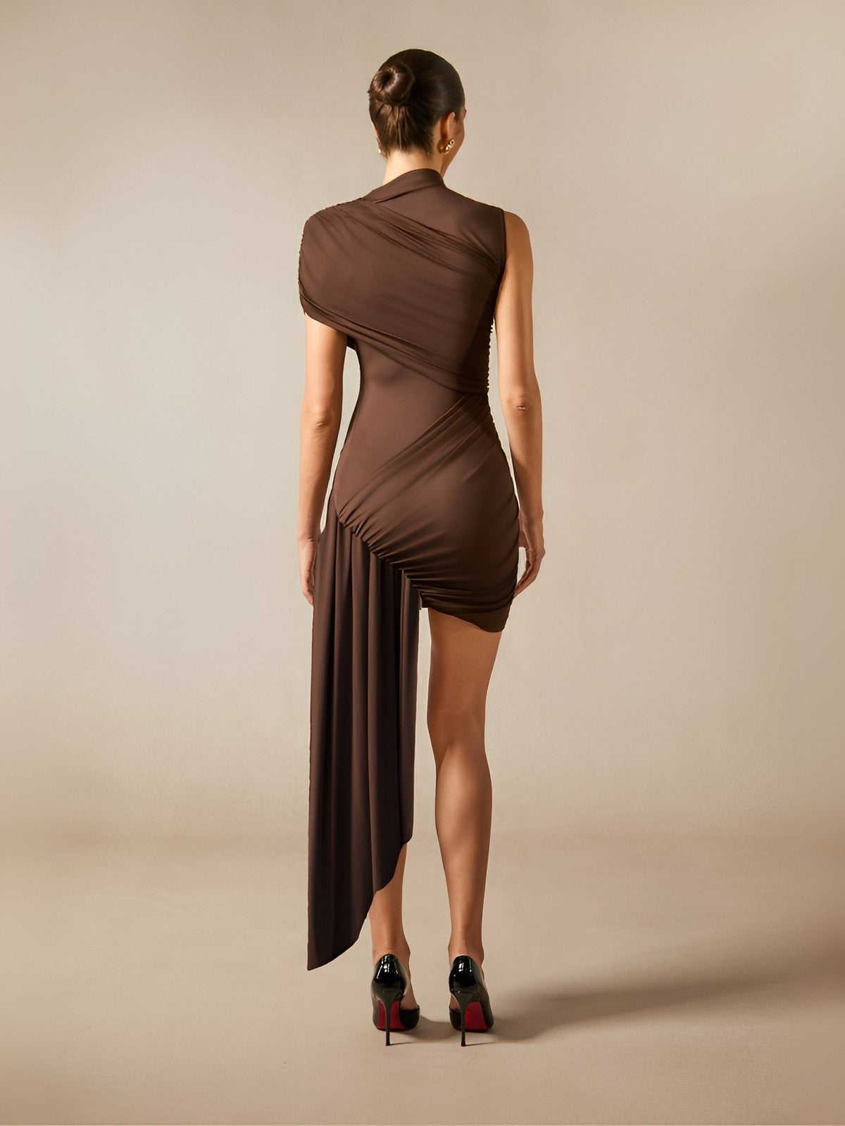 vestido-curto-colado-marrom-rubia-loja-zharen