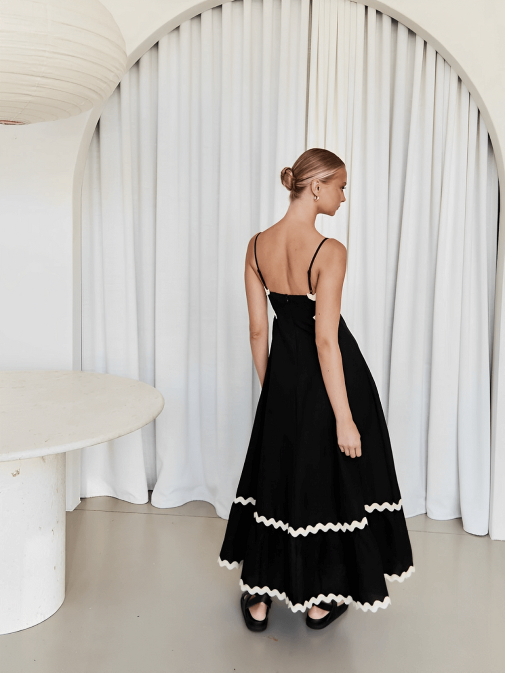 vestido-midi-soltinho-preto-giulia-loja-zharen